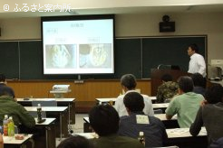 講習会の講師として症例を発表する諫山太朗さん