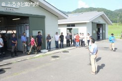 集まった牧場関係者に挨拶する平賀敦場長