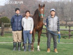 右から竹島幸治さん、場長の飯田秀倫さん、スタッフの高根将来さん