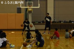 地元の小中学生を対象にしたバスケットボール教室も行われた