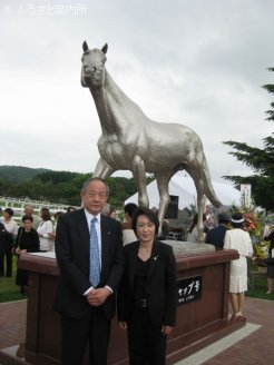 来賓として挨拶した土川健之JRA日本中央競馬会理事長と橋本聖子参議院議員
