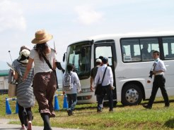 日高育成牧場見学バスツアーに大勢の参加者が集まった