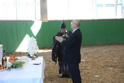 人馬の無事を祈る荒木正博日本軽種馬協会副会長理事