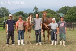 母アフレタータとアフレタータ2011と牧場の皆さん(左から2番目が富田秀一さん)