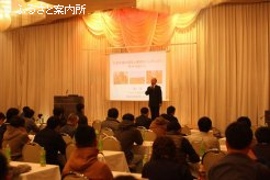 約200人の出席者を前に挨拶する田中裕之会長