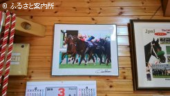 休憩室には阪神JF(G1)の写真パネルも飾られていた