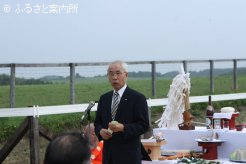 完成を祝い挨拶する小竹國昭日高軽種馬共同育成公社社長