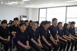 緊張した面持ちで開講式を迎えた新研修生たち