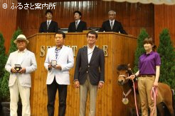 セール出身でG1勝馬となった馬のオーナーには金メダルが授与される。
大西定氏（サダムパテック）と田中成泰氏（タイセイレジェンド）