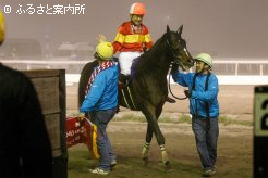 厩舎スタッフとハイタッチ