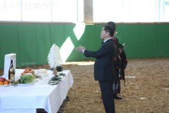 玉櫛を捧げてシーズンの無事を祈願する中西信吾日本軽種馬協会静内種馬場長