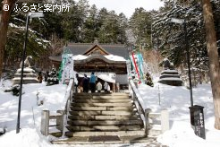 215年の歴史を誇る義経神社