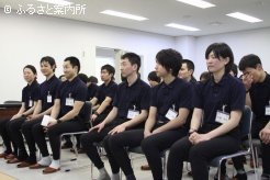 緊張した面持ちの研修生たち