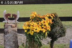 牧柵に飾られた小物