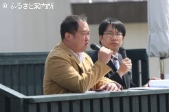コスモバルクの思い出話に花を咲かせる馬産地ライターの村本浩平さん