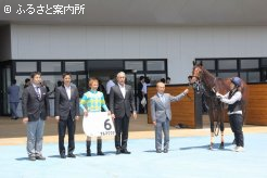 優勝したアルマククナと関係者