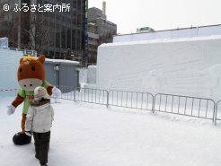 ターフィーも雪像の前でPR