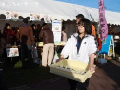 売り子する富川高校の生徒の方
