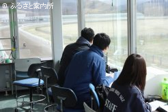 緊張した面持ちでタイム計測する北海道市場関係者