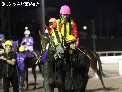 笑顔で引き上げてくる服部茂史騎手