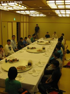 牧場関係者を交えての夕食会。牧場体験初日の感想や将来の夢などを語り合った