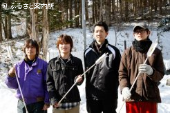 矢を手にした４人。右から黒川さん、鉛口さん、鎌田さん、加藤さん