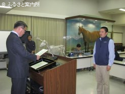 中西信吾場長から修了証書が授与された
