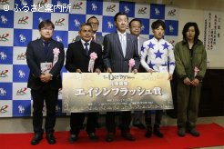 雨は上がったが、室内で行われた表彰式