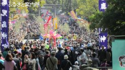 多勢の見物客で賑わう鹿児島神宮