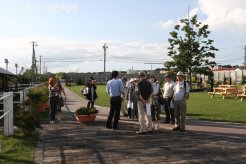北海道軽種馬振興公社の職員により場内の説明を受けた