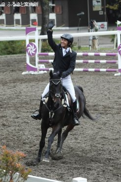 観客の祝福に応える優勝した上村駿介選手