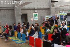 クイズに答える参加者の子供たち