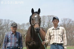 左の松田三千雄さんと長男大地さん