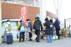 農産物即売会には、地元の新鮮な野菜が販売された