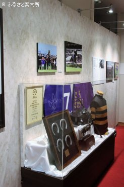 出口の前には実際にレースで着用された勝負服やムチ、そして蹄鉄も展示されている