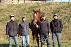 左から2番目が谷口幸樹さん