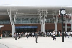 新スタンドのグランドオープンを迎えた函館競馬場