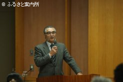 主催者を代表して挨拶する北海道獣医師会日高支部の駒沢弘義支部長