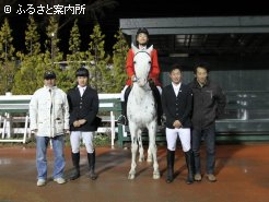 国体馬術競技で活躍した楫川徳都さん、小山達平さん、山畠龍一郎さんが誘導馬に騎乗 