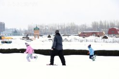 雪で覆われた芝コースの上では、スノーシュー体験も行われた