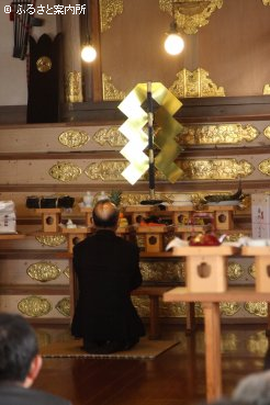 玉串を捧げるひだか東農業協同組合の谷川利昭代表理事組合長