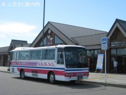 JR静内駅前から専用バスで観光スポットを巡回する