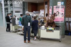 開門早々にキタサンブラックグッズを購入するファンが詰めかけた