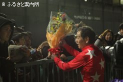 ファンに花束をプレゼントする大井の的場文男騎手