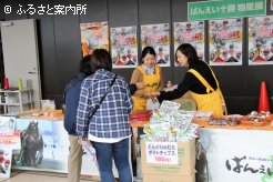 十勝で作られたお菓子が並べられた物産展は、飛ぶような売れ行きを示していた