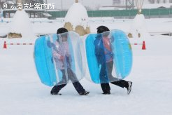 雪の上なので、いくら転んでも痛くないバブルボールすもう