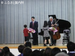 演奏後、花束が贈られた上杉春雄さんとアダルベルト・スコチッチさん