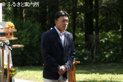 主催者を代表して挨拶する西村和夫静内軽種馬生産振興会会長