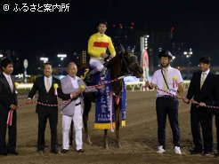 帝王賞(Jpn1)の口取り写真、向かって右端が梁川代表