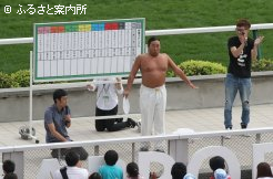 昼休みを沸かせたロバートの3人